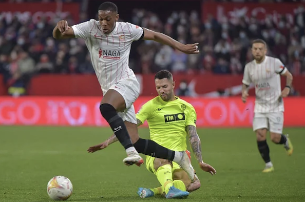 Martial giúp Sevilla áp sát ngôi đầu La Liga_695c484eeb07b.png