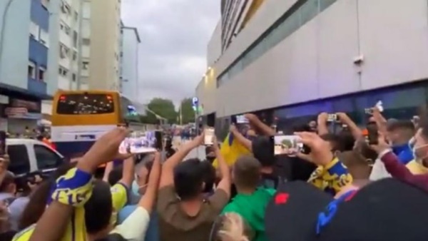 “Messi đâu rồi?”, người hâm mộ Cadiz chà đạp nỗi đau của Barca_695c576d918f9.jpeg