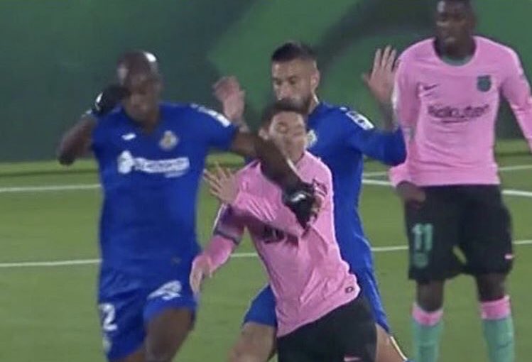 Messi lãnh cùi chỏ từ đối thủ, cựu chủ tịch Barca nổi điên_695c6ab949e64.jpeg