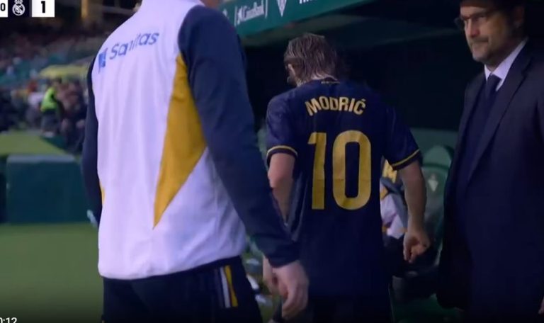Modric nổi đóa, đá vào chai nước khi bị rút ra sân_695c0346b711c.jpeg