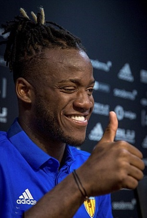 “Người dơi”  Michy Batshuayi tập luyện cùng “Bầy dơi”_695cff7af13c9.jpeg