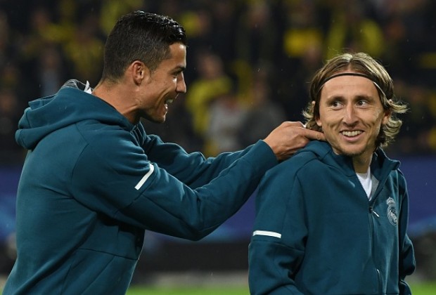 Phản ứng bất ngờ của Ronaldo dành cho Modric sau Gala UEFA_695cfb3366125.jpeg