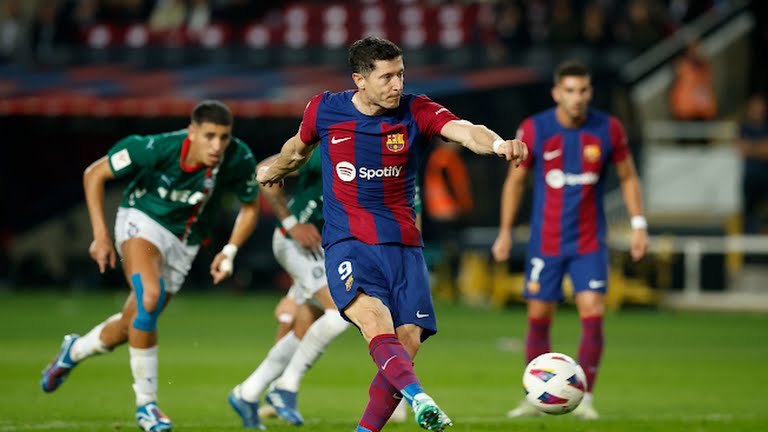 Phản ứng của Xavi khi Lewandowski nổ súng trở lại_695c0e5e88ee2.jpeg