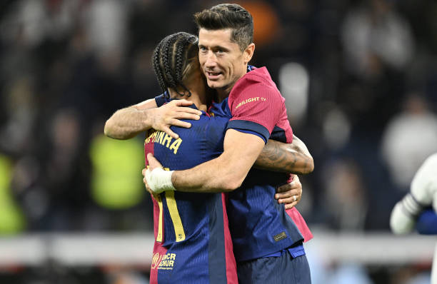 Real Madrid 0-4 Barcelona: 2 “quái vật” hàng công; 1 ông vua việt vị_695babbee5ed4.jpeg