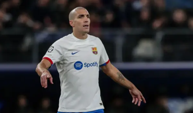 Sếp lớn Girona công khai chèo kéo tiền vệ Barcelona_695c0f5f5fa68.png