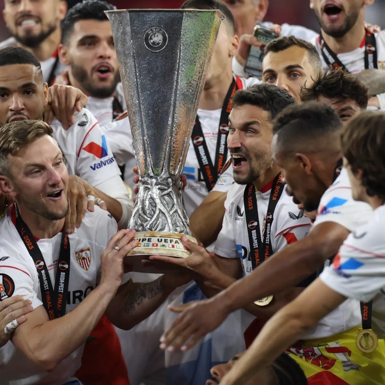 Sevilla khủng hoảng, rao bán toàn bộ đội hình vô địch Europa League_695c1d37f0b18.jpeg