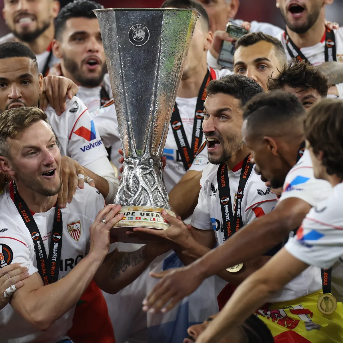 Sevilla khủng hoảng, rao bán toàn bộ đội hình vô địch Europa League_695c1d37f0b18.jpeg