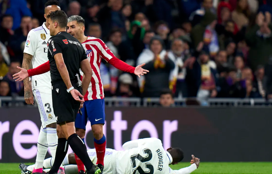 Simeone: ”Tác động là không đủ để một chàng trai cao 194cm ngã nhào”_695c26df182c1.png