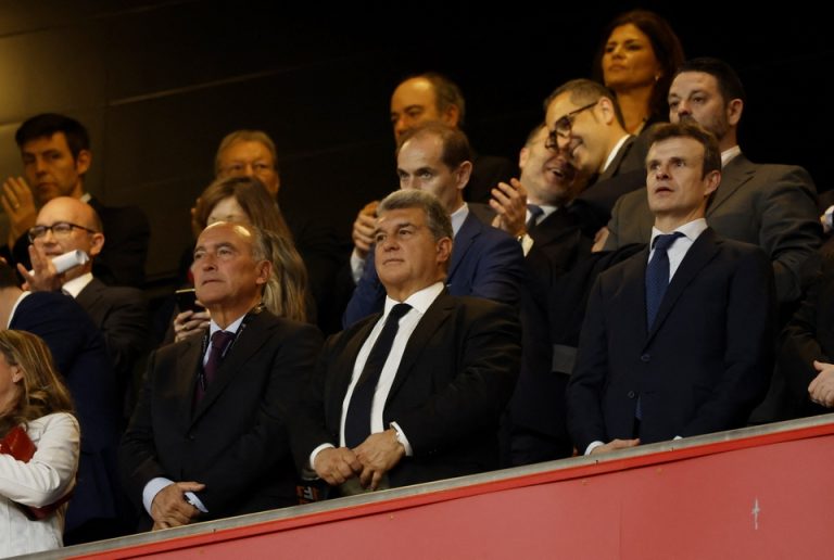 Số tiền các đời chủ tịch Barca trả cho trọng tài_695c22b221cc4.jpeg