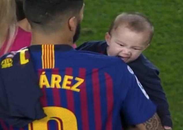 Suarez vui không nổi với hành động của cậu con trai 6 tháng tuổi_695cd9984b9c3.jpeg