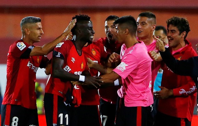 Thất bại không tưởng trước tân binh mới lên hạng, Real chính thức dâng ngôi đầu cho Barca_695cacabd5cbd.jpeg