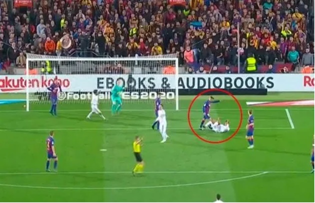 Thấy Varane ngã, Alba tiến tới làm hành động khiến fan Real “sôi máu”_695c9f80bffe5.jpeg