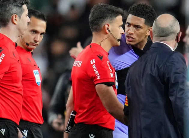 Trọng tài đuổi Bellingham cũng có phốt trước Pique_695be96f0109d.png