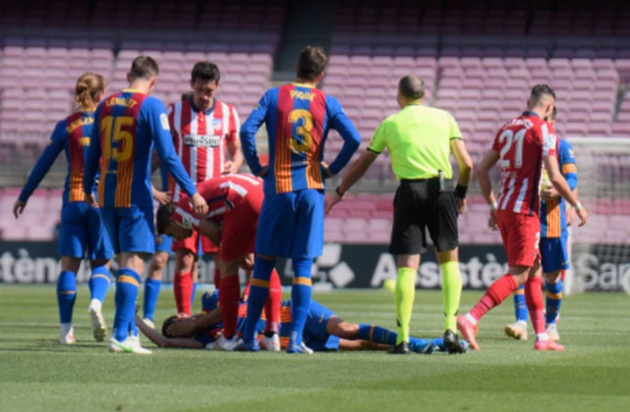 Va chạm kinh hoàng, sao Barcelona nhập viện vì nứt xương hàm_695c638cef3e0.jpeg