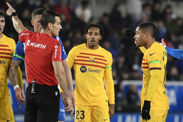 Vì sao Lewandowski ngăn đồng đội phản ứng sau khi trọng tài rút thẻ đỏ?_695bf0570511a.jpeg