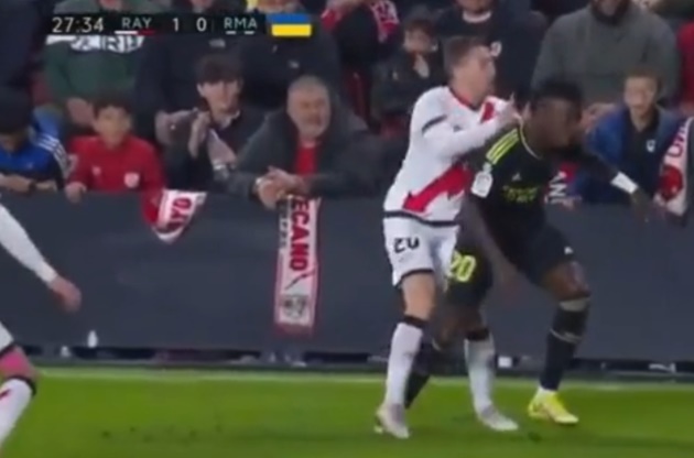 Vinicius ăn 2 cái tát vào đầu_695c2ff28f4c8.jpeg