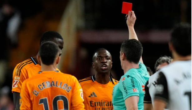 Vinicius có xứng đáng nhận thẻ đỏ?_695b984418318.jpeg