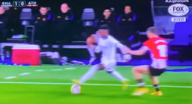 Vinicius thể hiện kỹ thuật, khiến đối thủ muốn “độn thổ”_695c4f6e411e3.jpeg