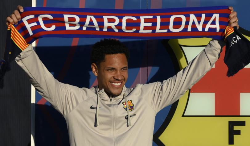 Vitor Roque hé lộ thông điệp của HLV Xavi_695bf89085c60.jpeg