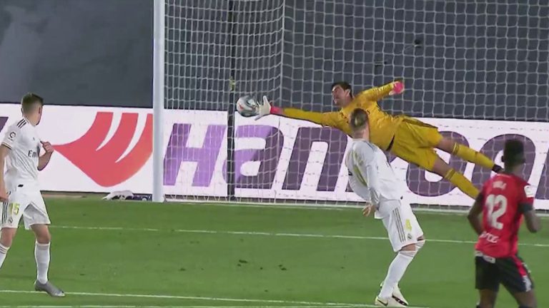 Vượt mặt Oblak, Courtois chạm một tay vào danh hiệu Zamora_695c7e0337281.jpeg