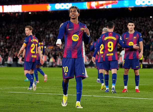 Yamal lập siêu phẩm, Barca đại thắng đòi lại ngôi đầu_6984879bbad9a.jpeg